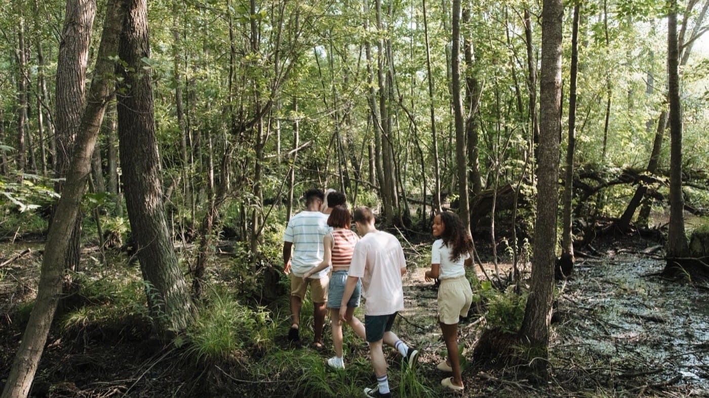 High school students volunteering together